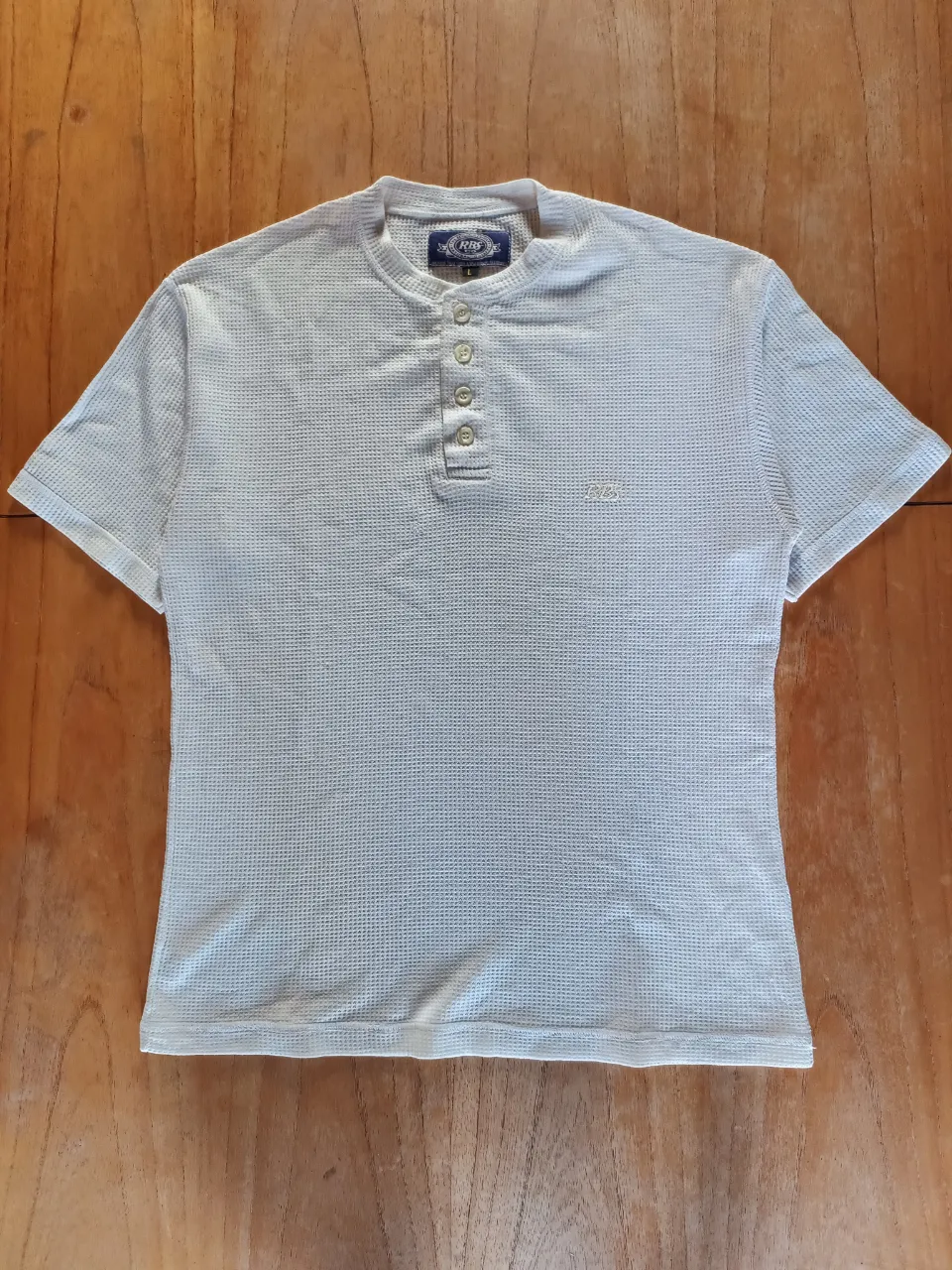 Remera RBS Waffle Blanca ( Talle L )

Medidas
Axila a Axila: 51cm
Hombros: 50cm
Largo: 70cm
Mangas: 21cm