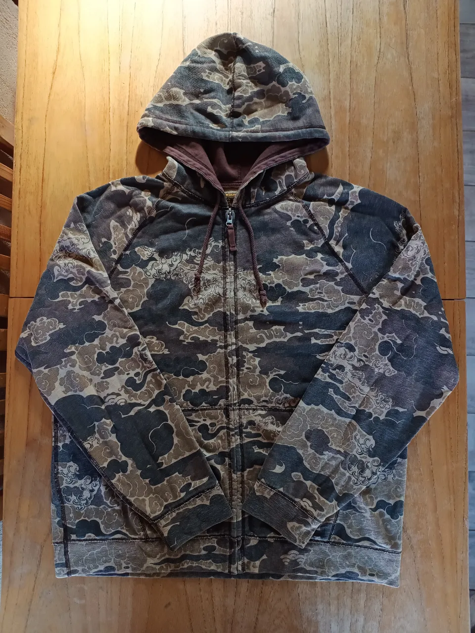 Campera Lucky Brand Camuflada Marrón ( Talle L / XL )

Medidas 
Axila a Axila: 65cm
Hombros: 51cm
Largo: 71cm
Mangas: 72cm