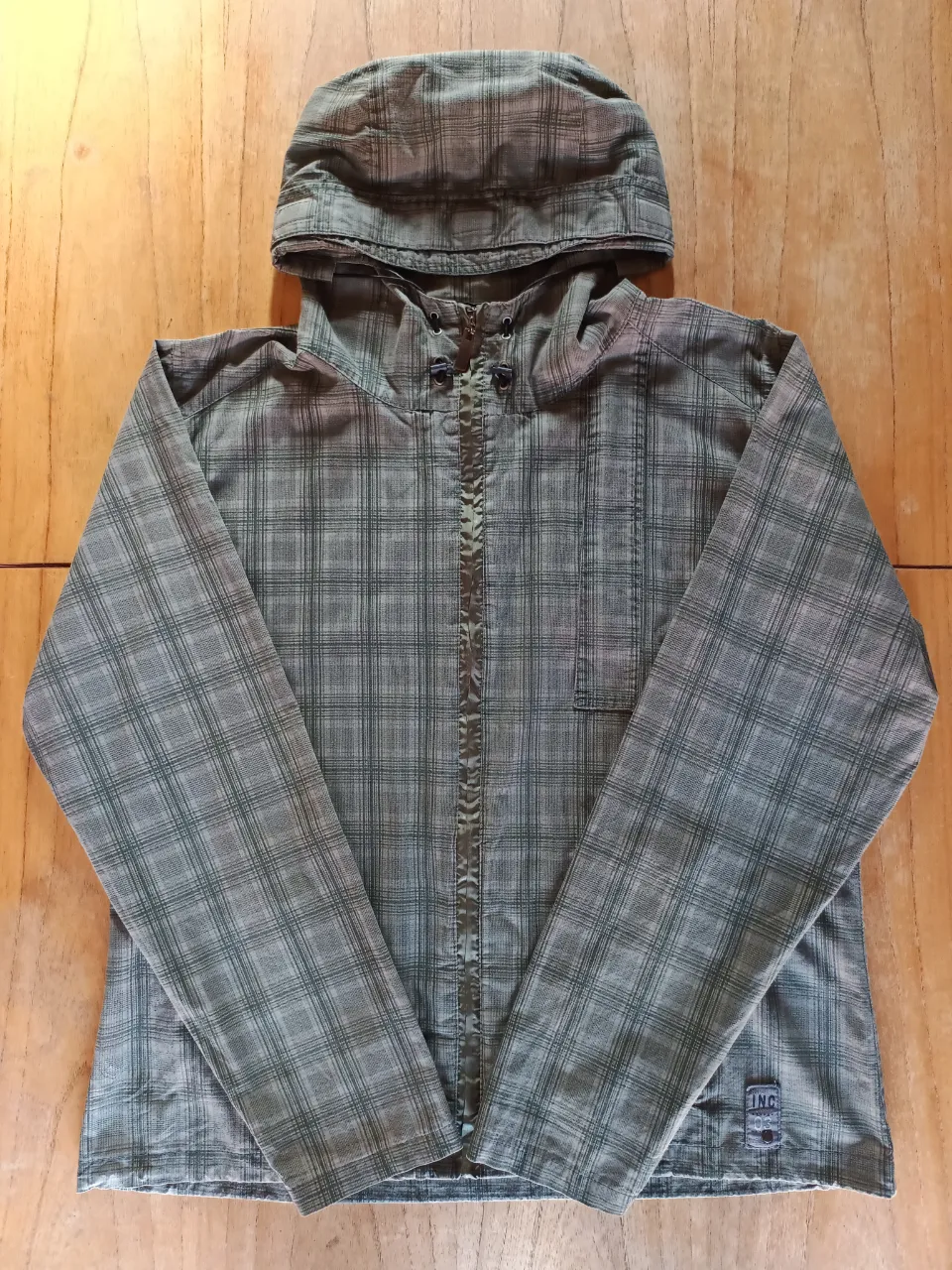 Campera Solido Cuadrille Verde Musgo ( Talle L )

Medidas
Axila a Axila: 63cm
Hombros: 50cm
Largo: 68cm
Mangas: 69cm