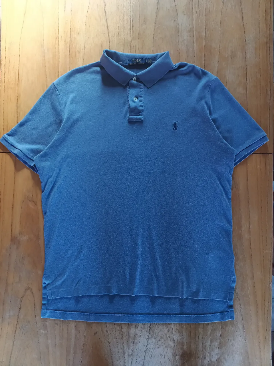 Chomba Polo Ralph Lauren Azul ( Talle L )

Medidas
Axila a Axila: 60cm
Hombros: 49cm
Largo: 68cm
Mangas: 24cm