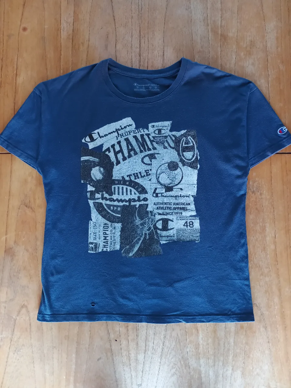 Remera Champion Azul ( Talle S ) - DETALLE VISIBLE EN LA FOTOS

Medidas
Axila a Axila: 57cm
Hombros: 61cm
Largo: 67cm
Mangas: 17cm