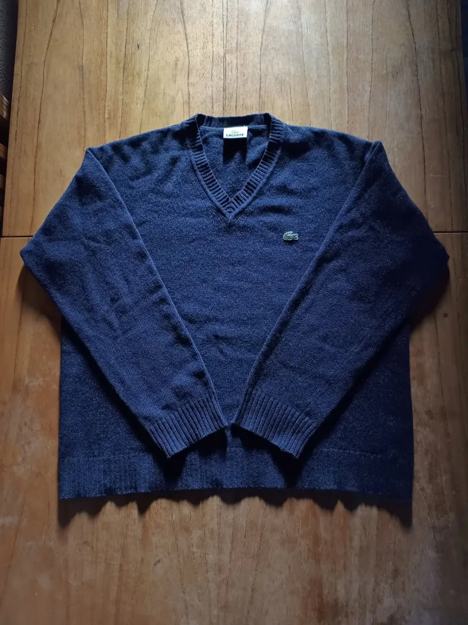 Sweater Lacoste Vintage Azul ( Talle M )

Medidas 
Axila a Axila: 59cm
Hombros: 53cm
Largo: 64cm
Mangas: 54cm