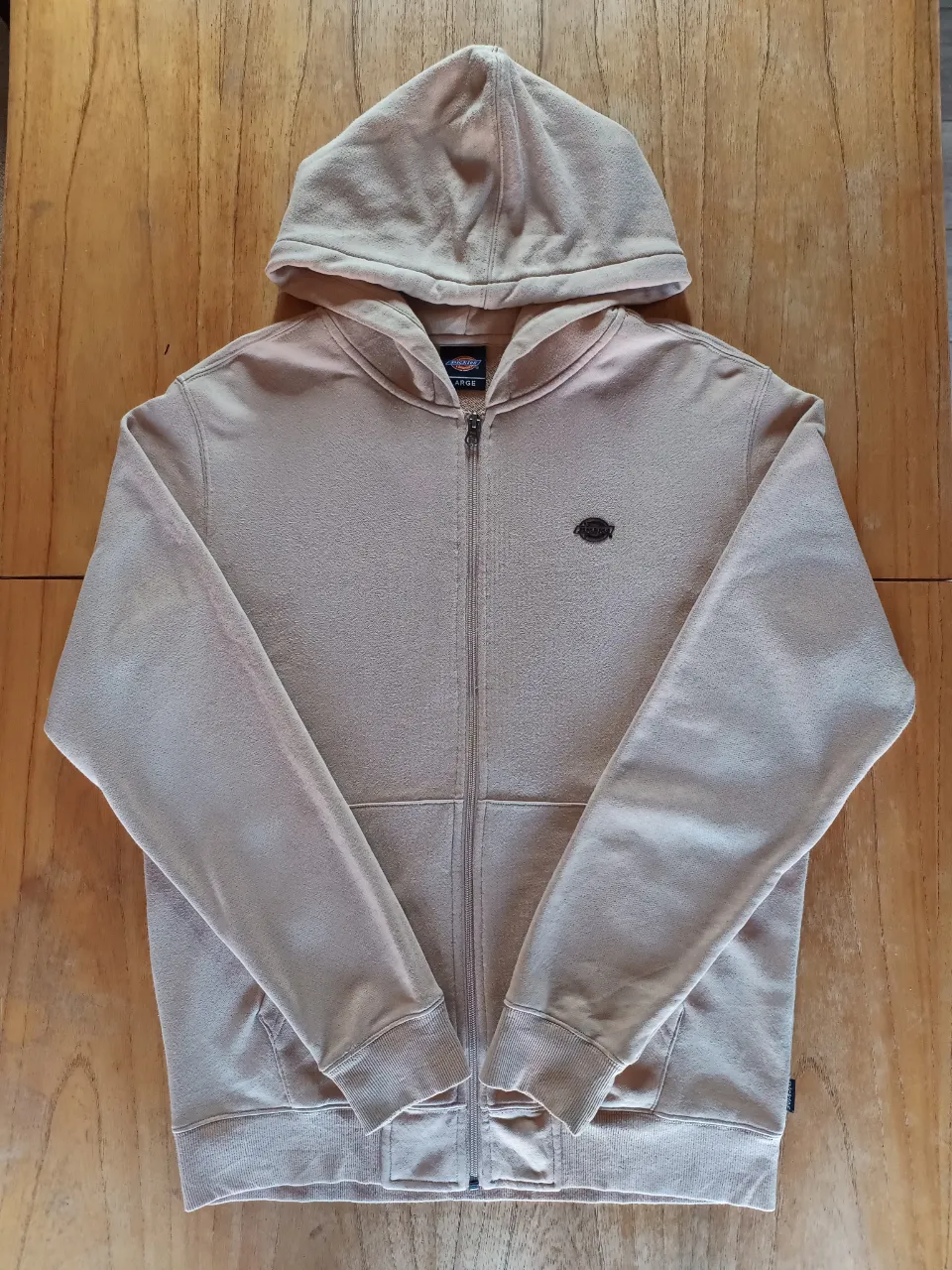 Campera Dickies Beige ( Talle L )

Medidas
Axila a Axila: 57cm
Hombros: 51cm
Largo: 71cm
Mangas: 67cm