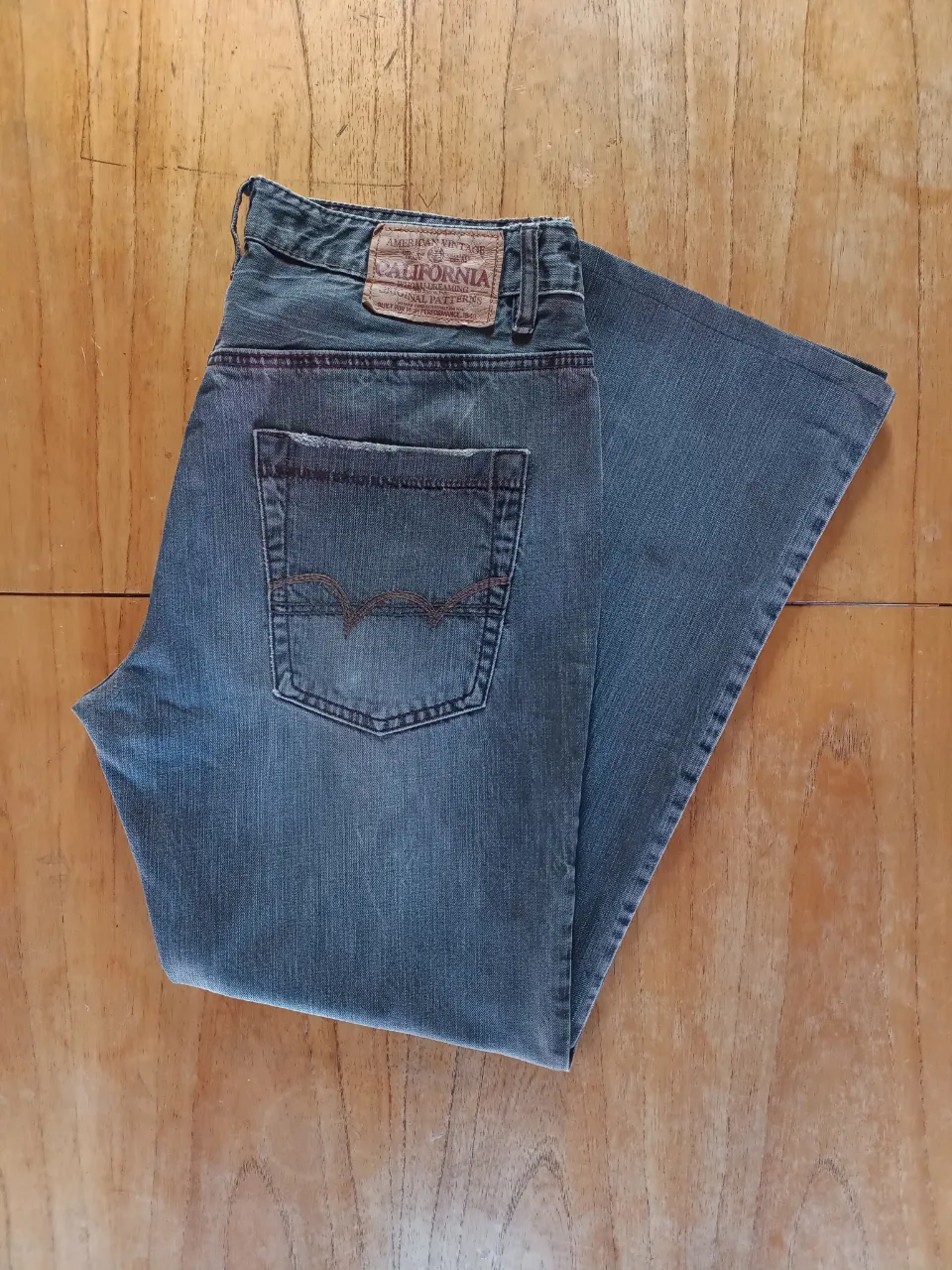 Pantalón American Vintage Y2K Americano ( Talle 34 US - 44 Arg )

Medidas 
Cintura: 44cm
Tiro Delantero: 28cm
Tiro Trasero: 39cm
Largo: 103cm
Botamanga: 25cm