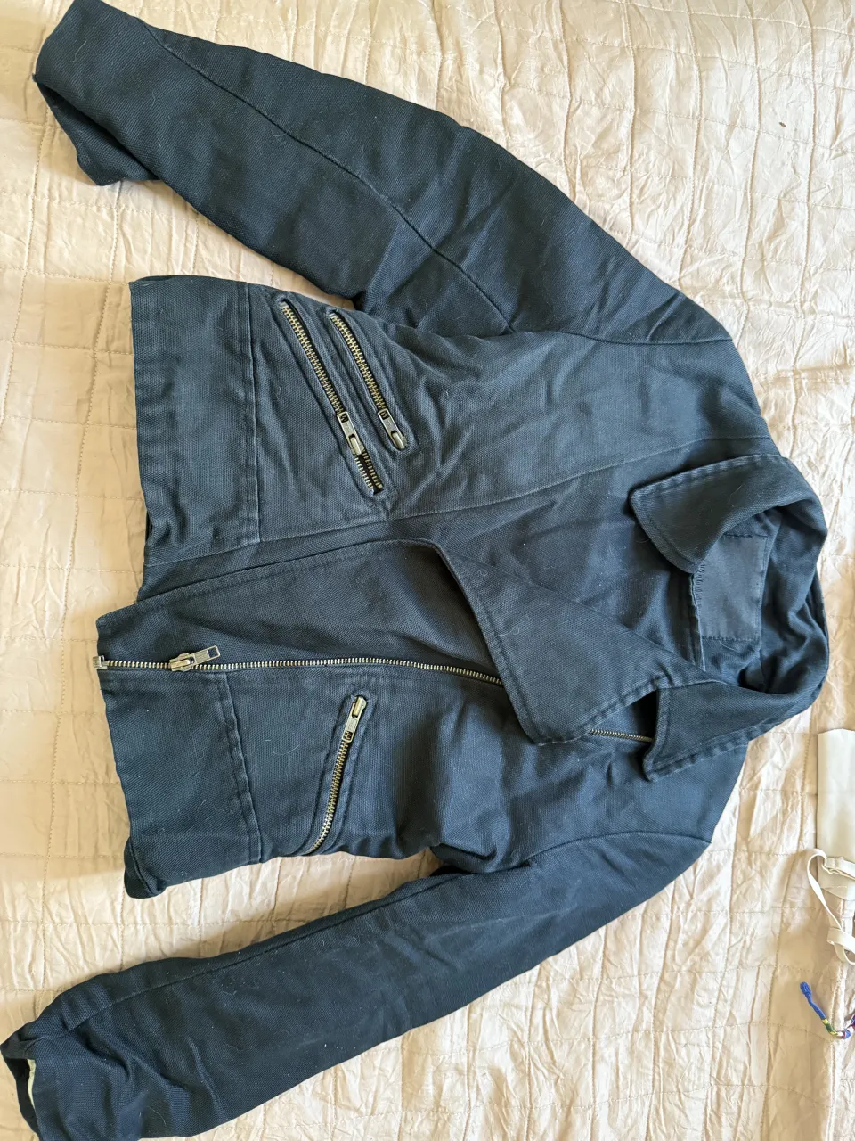 Campera estilo "motomera" súper canchera, ideal para darle un toque rocker a cualquier outfit. Tiene cierres metálicos y un corte moderno que la hace única.