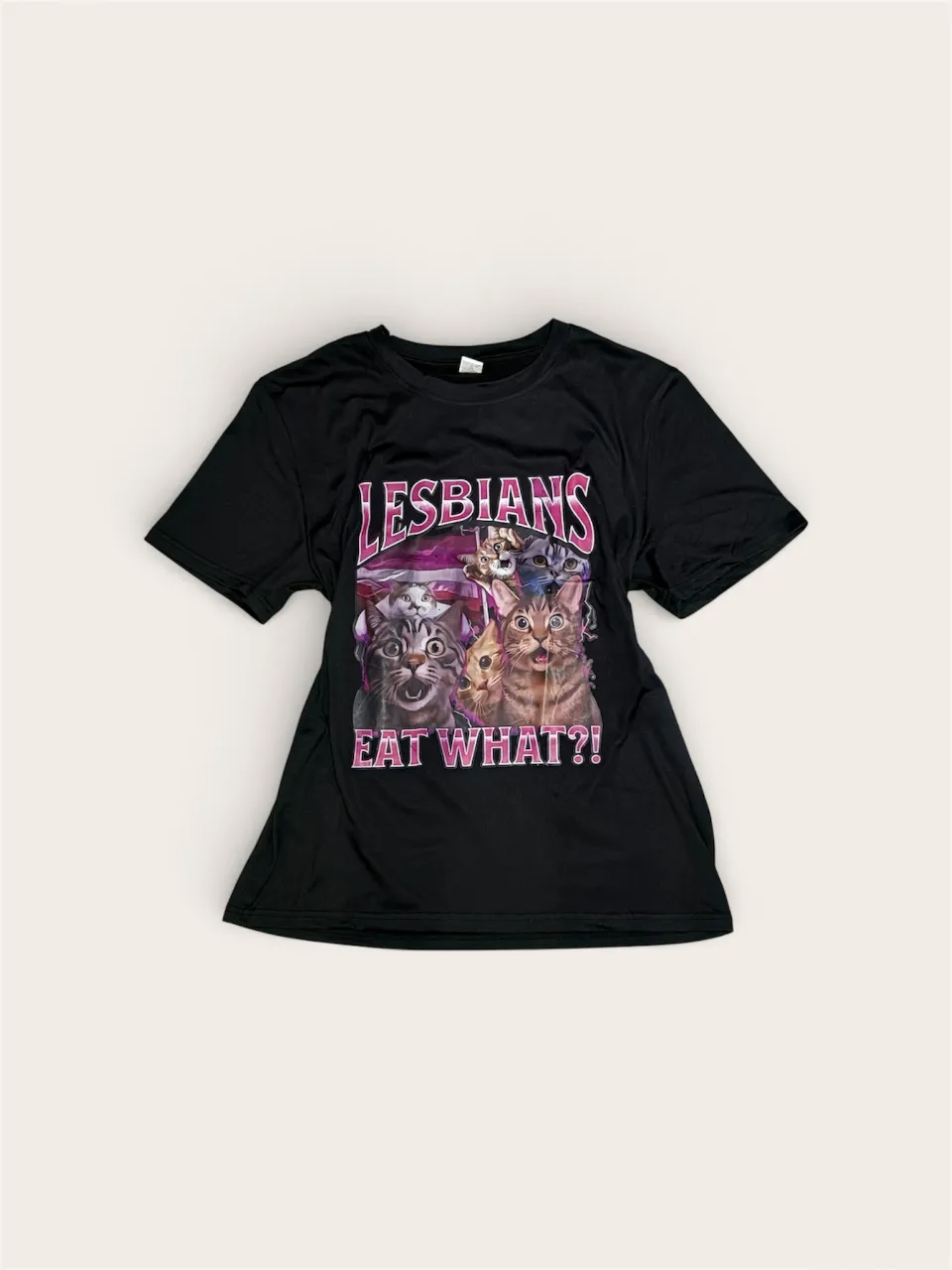Remera negra con estampado  "Lesbians Eat What?!" y gatitos. 