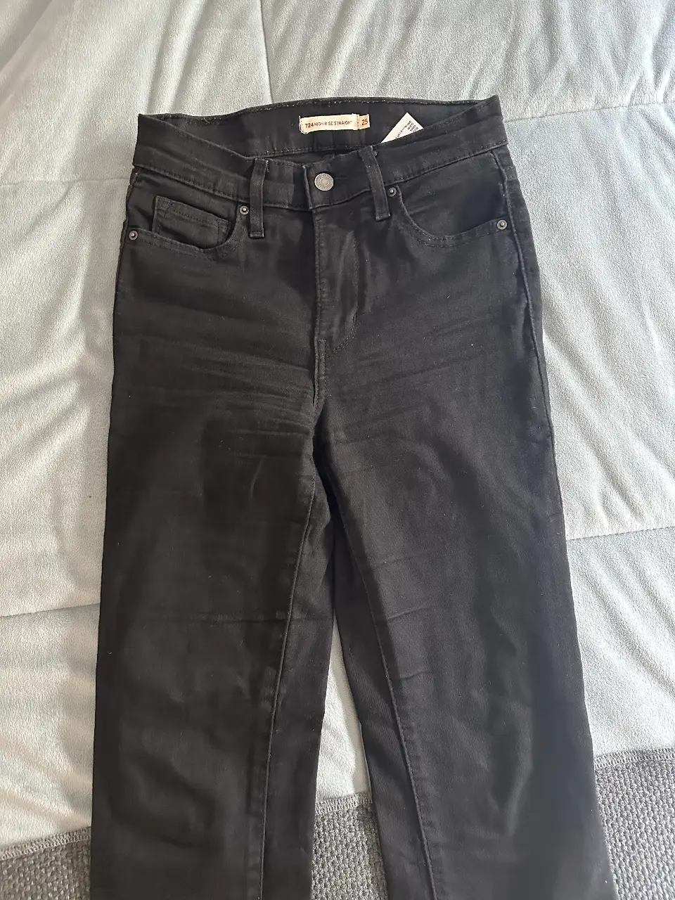 Jeans rectos negros de tiro alto, modelo 724 de Levi's. Talle 25. jean con solo 3 usos medidas cintura: 33 a 36 cm (elastizado)largo: 95 cmes un modelo recto más angosto