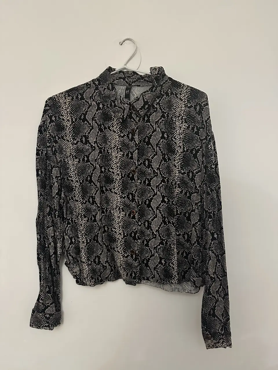 Blusa de mujer con estampado de serpiente, cuello alto y manga larga. Ideal para un look casual o de fiesta. medidas: largo: 50 cm; ancho sisa 47 cm; ancho hombro 48 cm; largo manga 51 cm