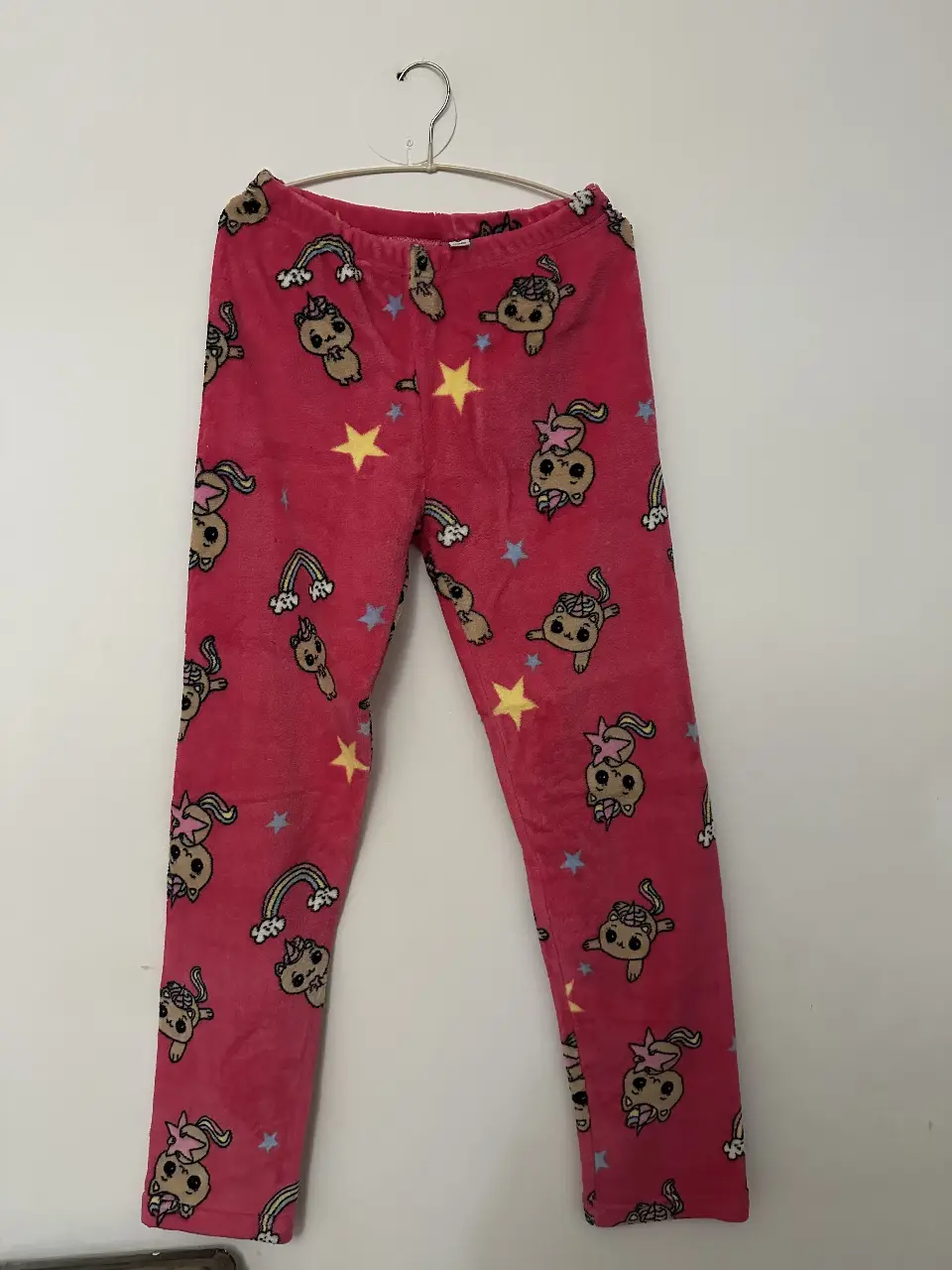 Pantalón de pijama de polar rosa con estampado de unicornios, arcoíris y estrellas. Ideal para estar cómoda en casa. medida cintura plana sin estirar 38 cm - largo 102 cm 