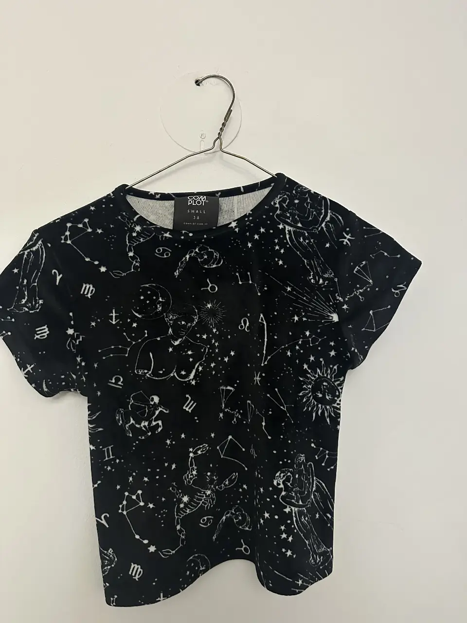 Remera de manga corta con estampado de constelaciones y signos zodiacales en color blanco sobre fondo negro. Ideal para un look casual y con onda. Medidas: largo 41 cm - espalda 32 plano - sisa a sisa 36 cm 
