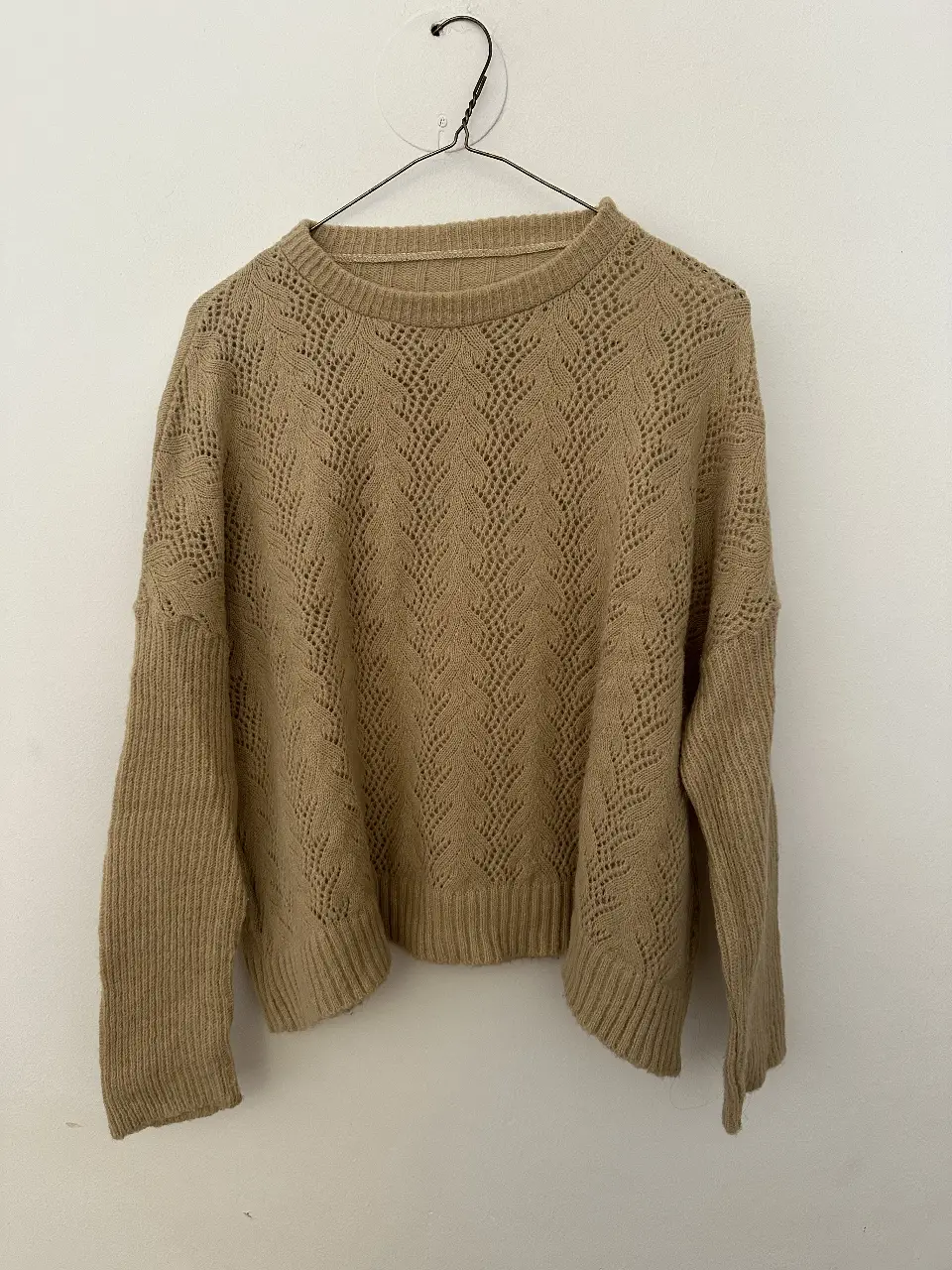 Sweater de punto con diseño calado en color marrón. Ideal para un look casual y abrigado. Medidas: sisa a sisa 60 cm - largo 50 cm. modelo amplio 