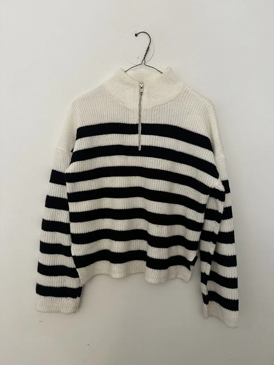 Sweater de cuello alto a rayas horizontales en blanco y negro. Ideal para un look casual y abrigado. sweater importado. Medidas: 60 espalda y 55 largo. modelo holgado 