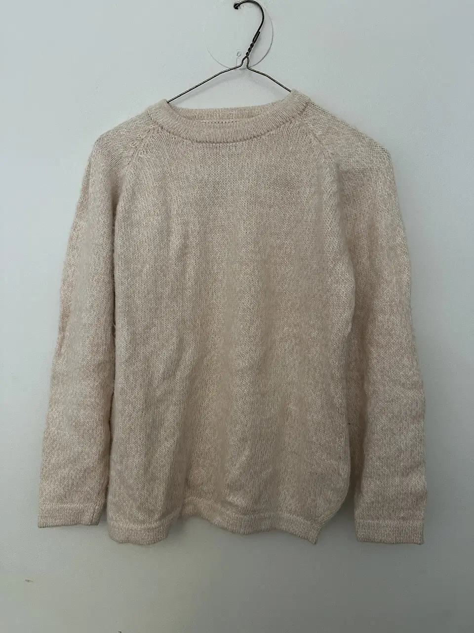 Sweater de lana color crudo, ideal para un look casual y abrigado. Perfecto para el invierno argentino. Nuevo sin uso. color rosa bebé/beige tirando a rosa. Medidas: largo 60 cm, sisa a sisa 45, largo mangas 