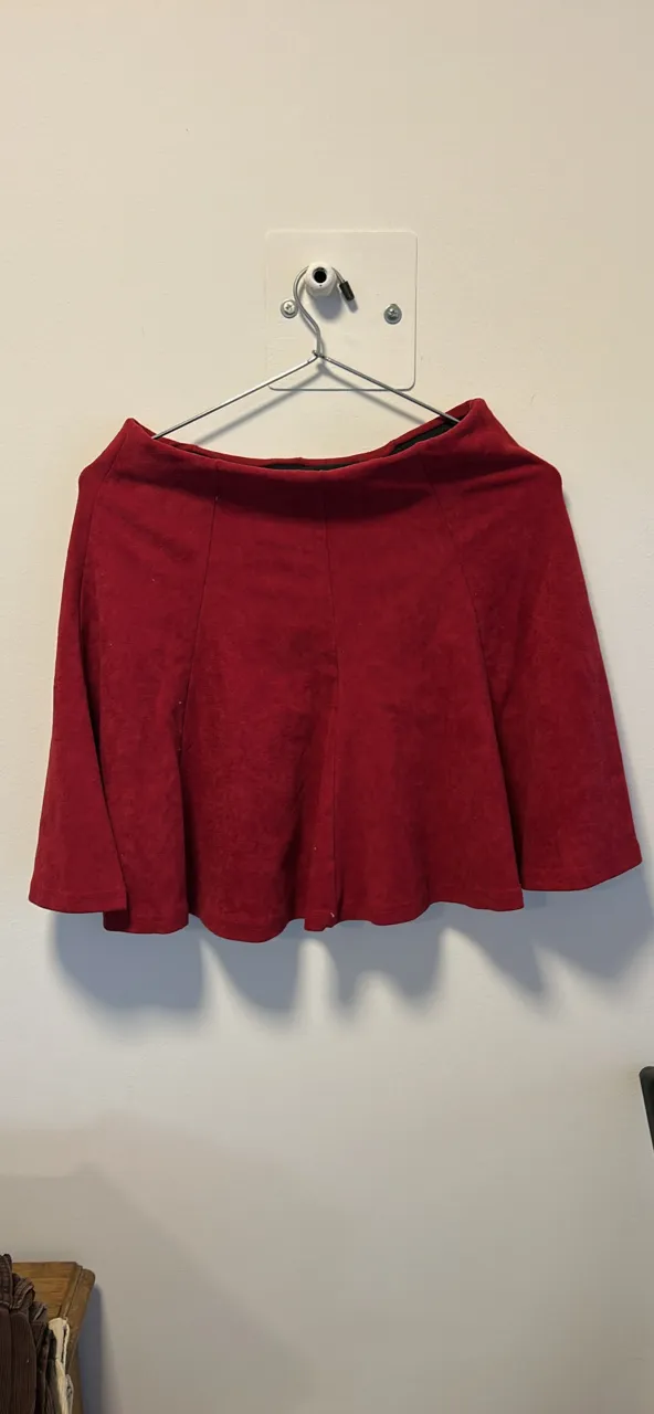Pollera roja de gamuza, ideal para un look elegante y sofisticado. Talle M.