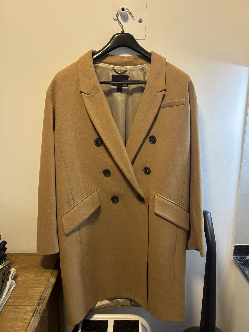 Sobretodo de paño color camel, con diseño cruzado y botones. Ideal para un look elegante y abrigado.
