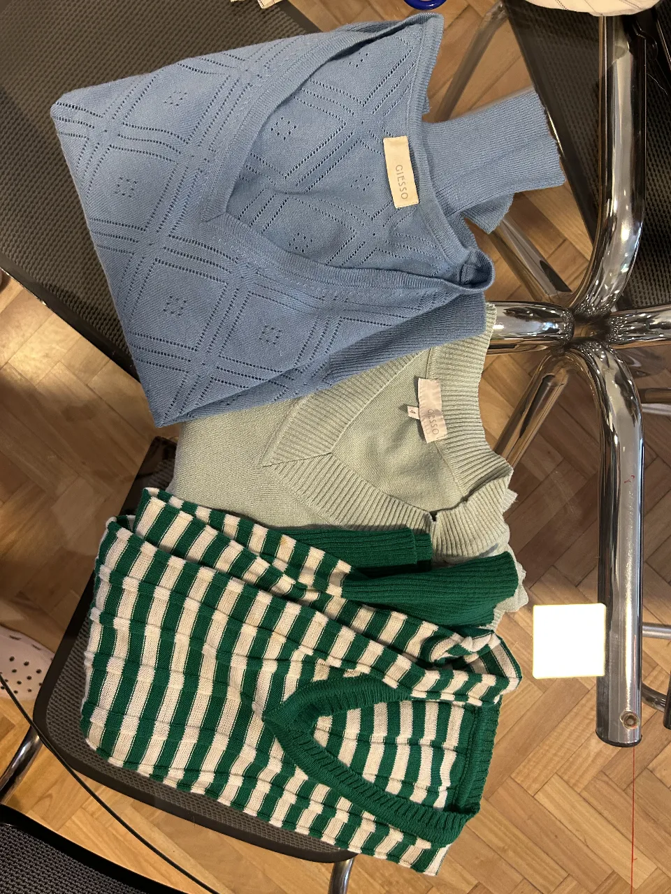 Sweater de mujer en V, de punto calado en color celeste. También incluye un sweater verde a rayas.
15 mil cada uno o 40 mil por todos
