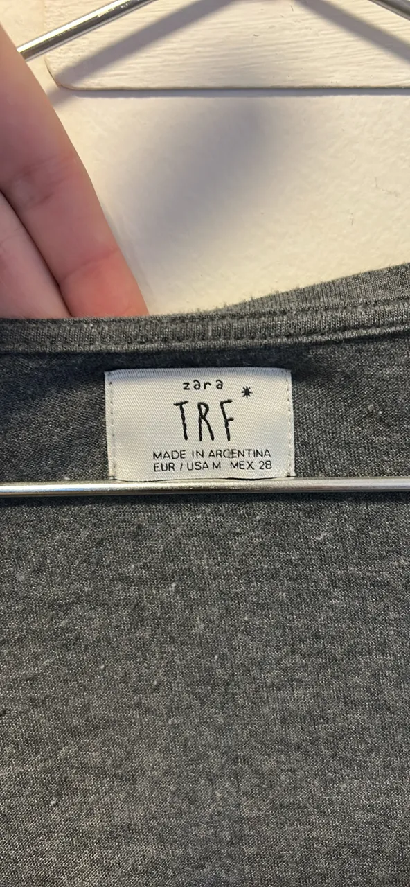 Vestido midi de Zara TRF, color gris, con cuello en V y mangas 3/4. Ideal para un look casual y cómodo.