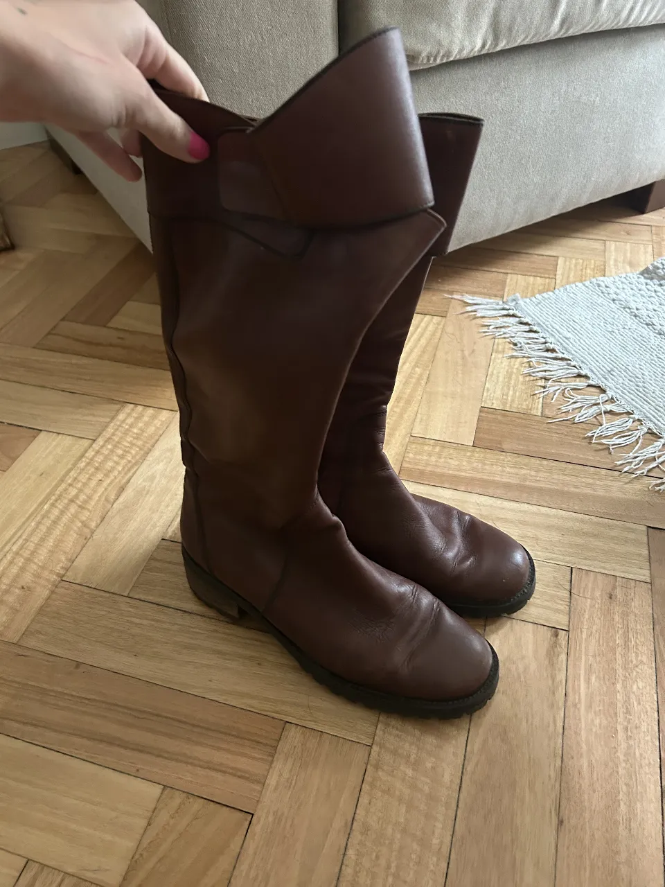 Botas de caña alta de cuero marrón, ideales para el invierno. Diseño clásico y elegante, perfectas para combinar con diferentes outfits.