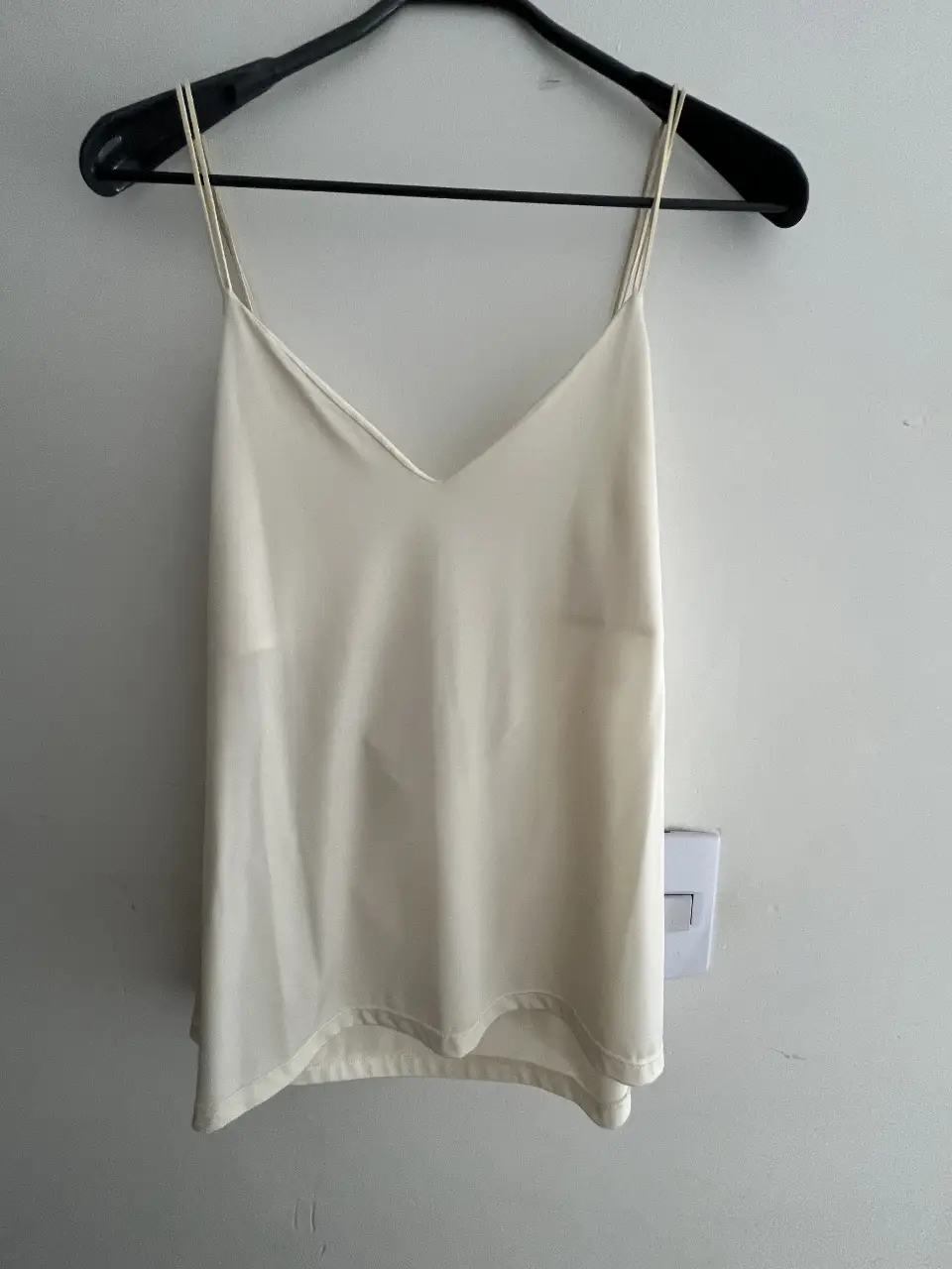 Top de seda color crudo con breteles de gamuza