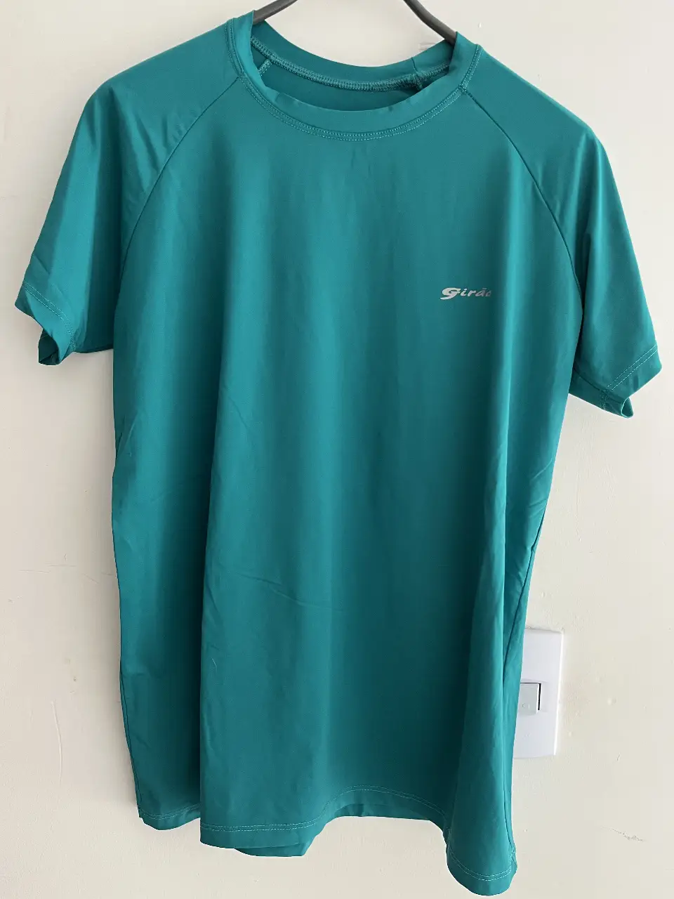 Remera deportiva de manga corta, color verde, ideal para actividades al aire libre. Con protección UV 50+