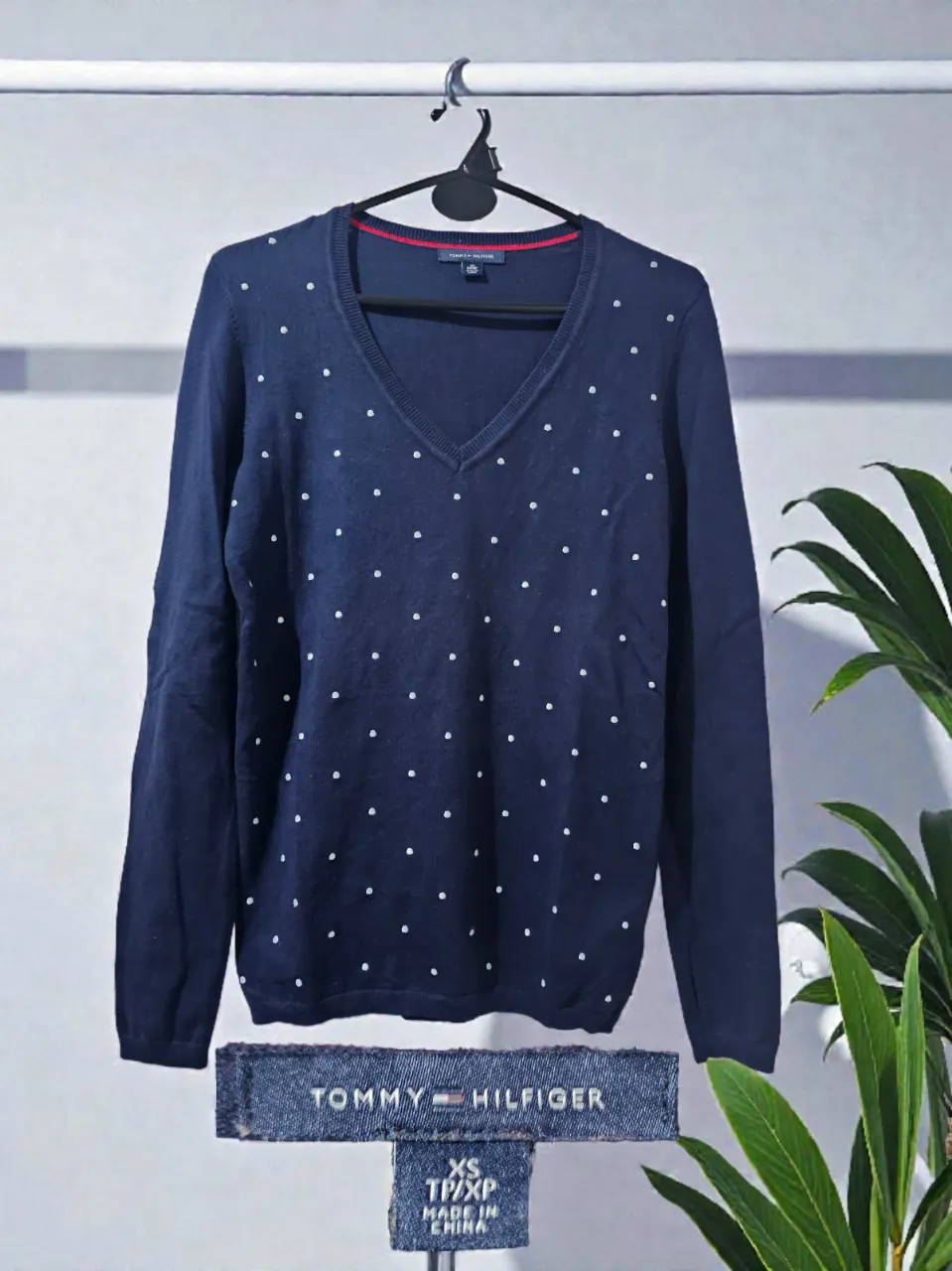 Sweater azul marino con estampa de lunares blancos. Escote en V y mangas largas. Ideal para un look casual y canchero.