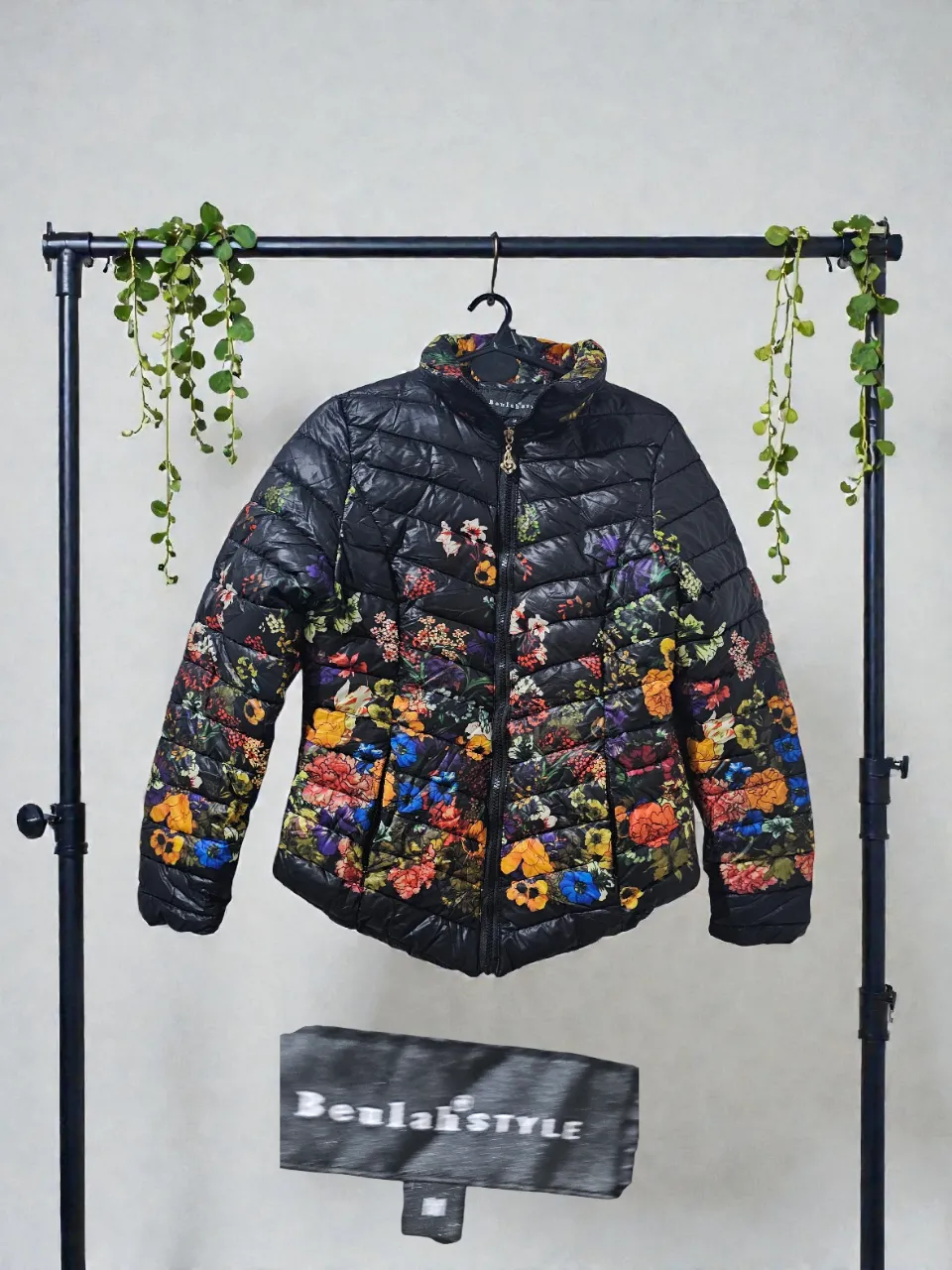 Campera acolchada negra con un estampado floral vibrante y colorido. Ideal para darle un toque de estilo a tus looks de entretiempo.