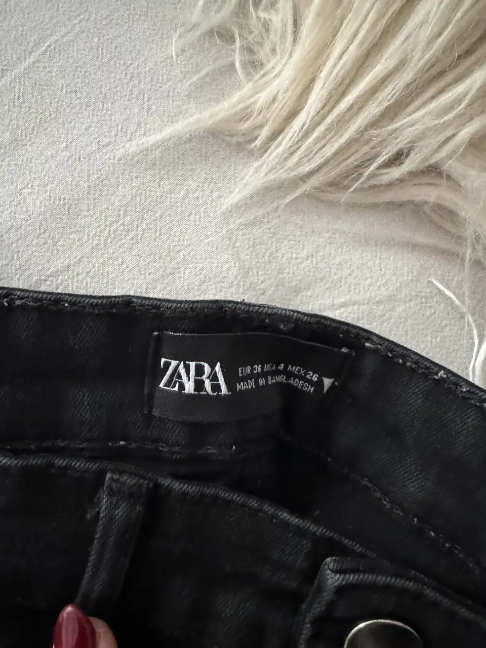 Jeans negro de tiro alto de la marca Zara, talle 36 (EUR), 4 (USA), 26 (MEX). Ideal para un look casual y versátil.