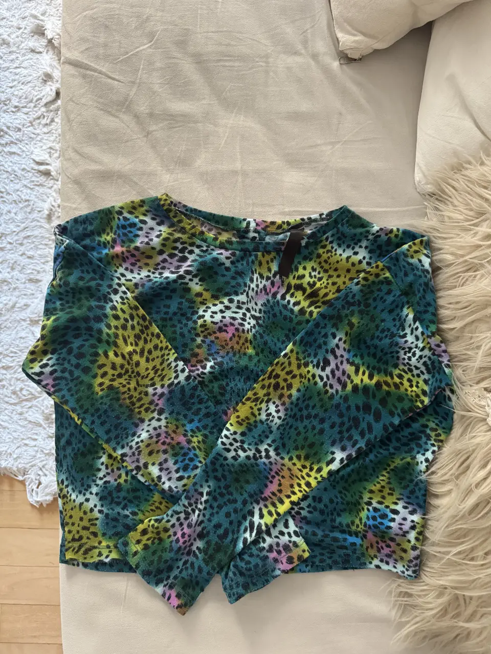 Blusa estampada con diseño de animal print en tonos verdes y amarillos. Ideal para un look casual y con estilo.