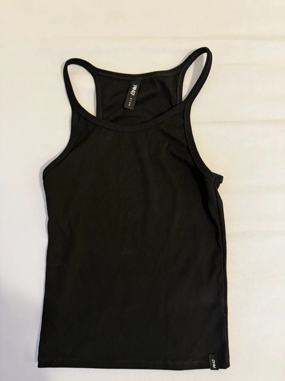 Musculosa negra de morley, con breteles finos y escote redondo. Perfecta para un look casual o deportivo.