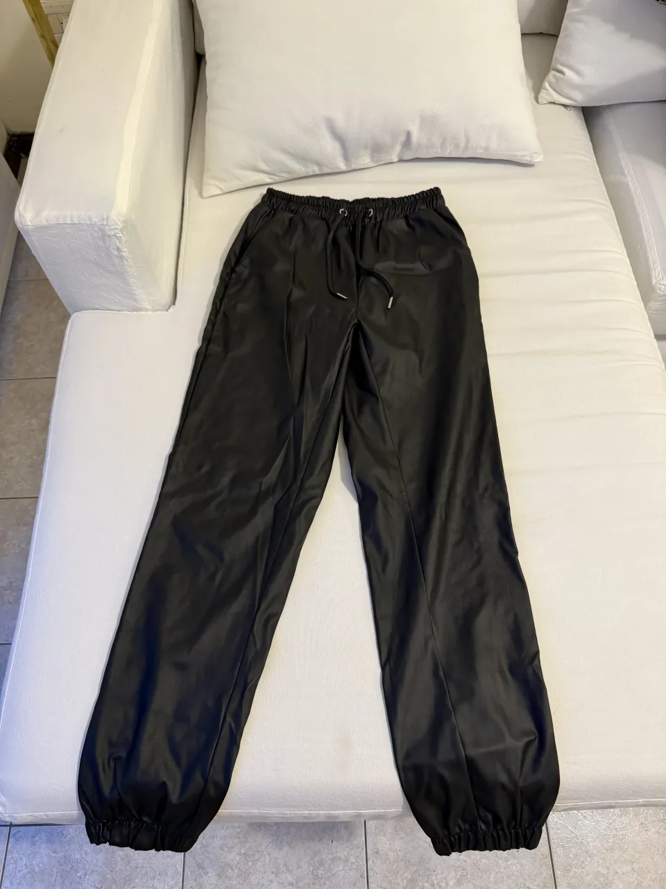 Pantalón negro tiro alto con cordón ajustable en la cintura y puño elastizado en los tobillos. Un básico súper cómodo y canchero para armar looks urbanos.