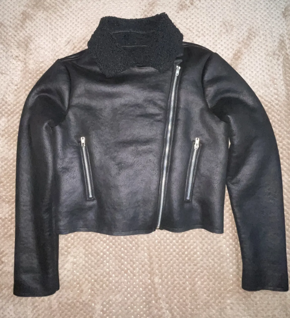 Campera de cuero sintético para mujer, con interior completo de piel sintética, corderito, cierre asimétrico y bolsillos con cierre. Ideal para un look moderno y abrigado.