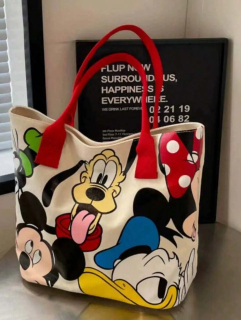 Bolso tote de lona con estampado de personajes de Disney, ideal para llevar tus cosas con estilo y un toque de magia. 
IMPORTADO DE EXCELENTE CALIDAD! Vienen  Exclusivamente por pedido! 
