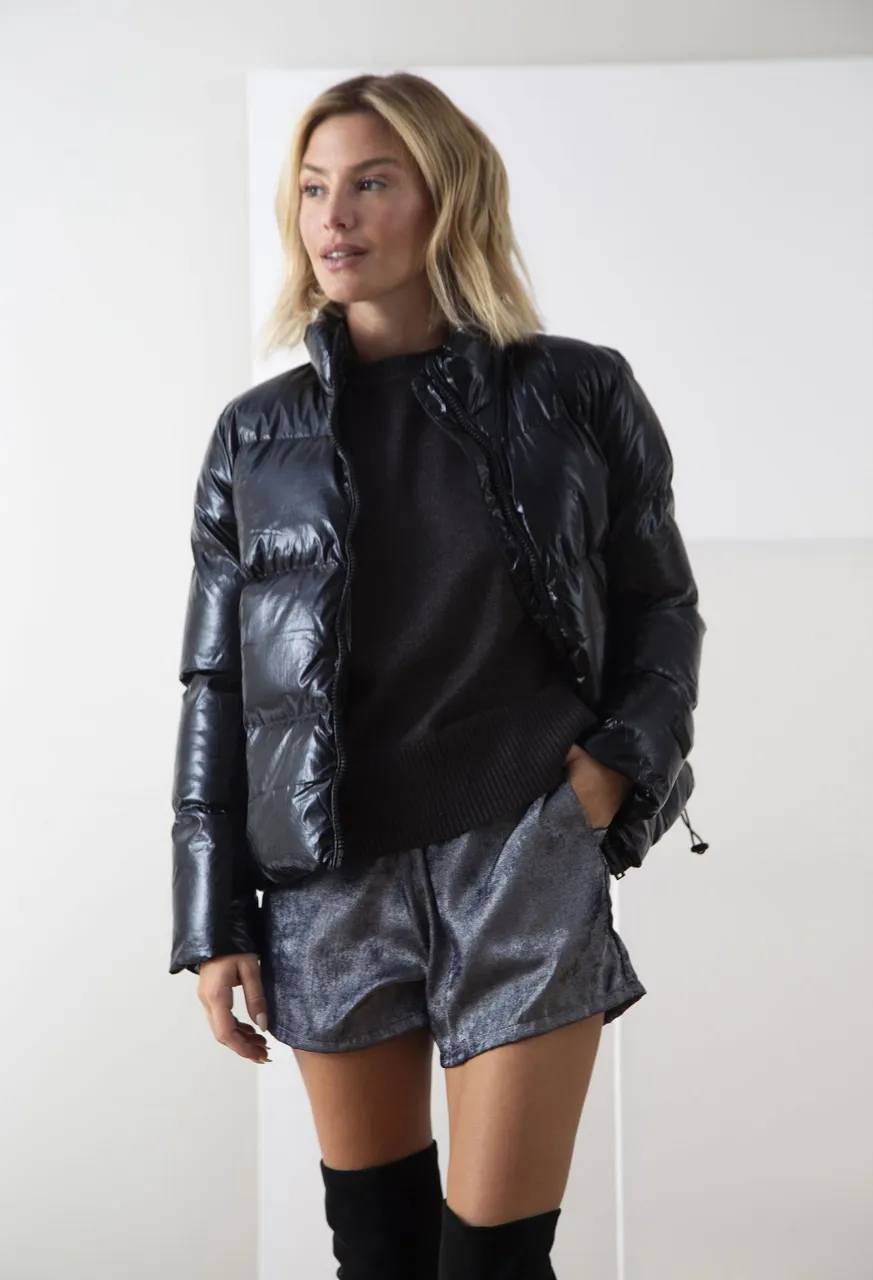 Campera Bimba puffer negra tornasolada marca Ojo Rojo. Diseño moderno y abrigado, perfecta para un look casual y canchero. Comprada este año en el mes de Julio. Muy poco usoz estado EXCELENTE!!!