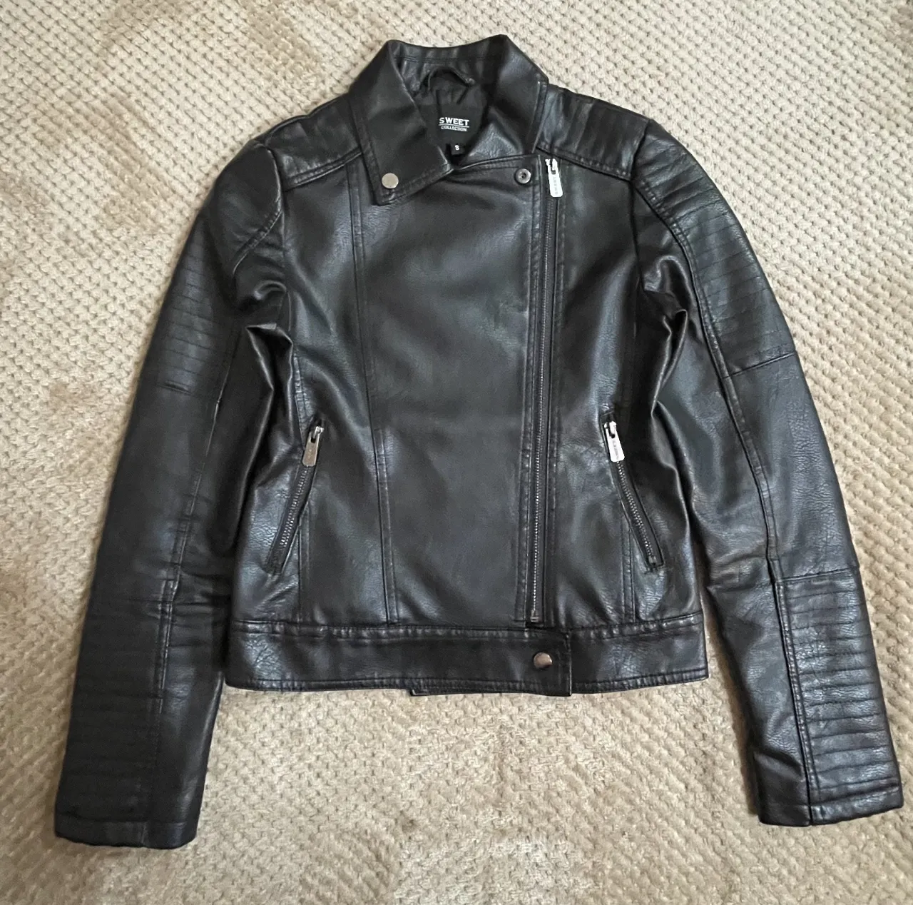 Campera de cuero sintético para mujer, con cierre asimétrico y detalles en mangas. Con Forro interno. En excelente estado. Muy poco uso!!! 