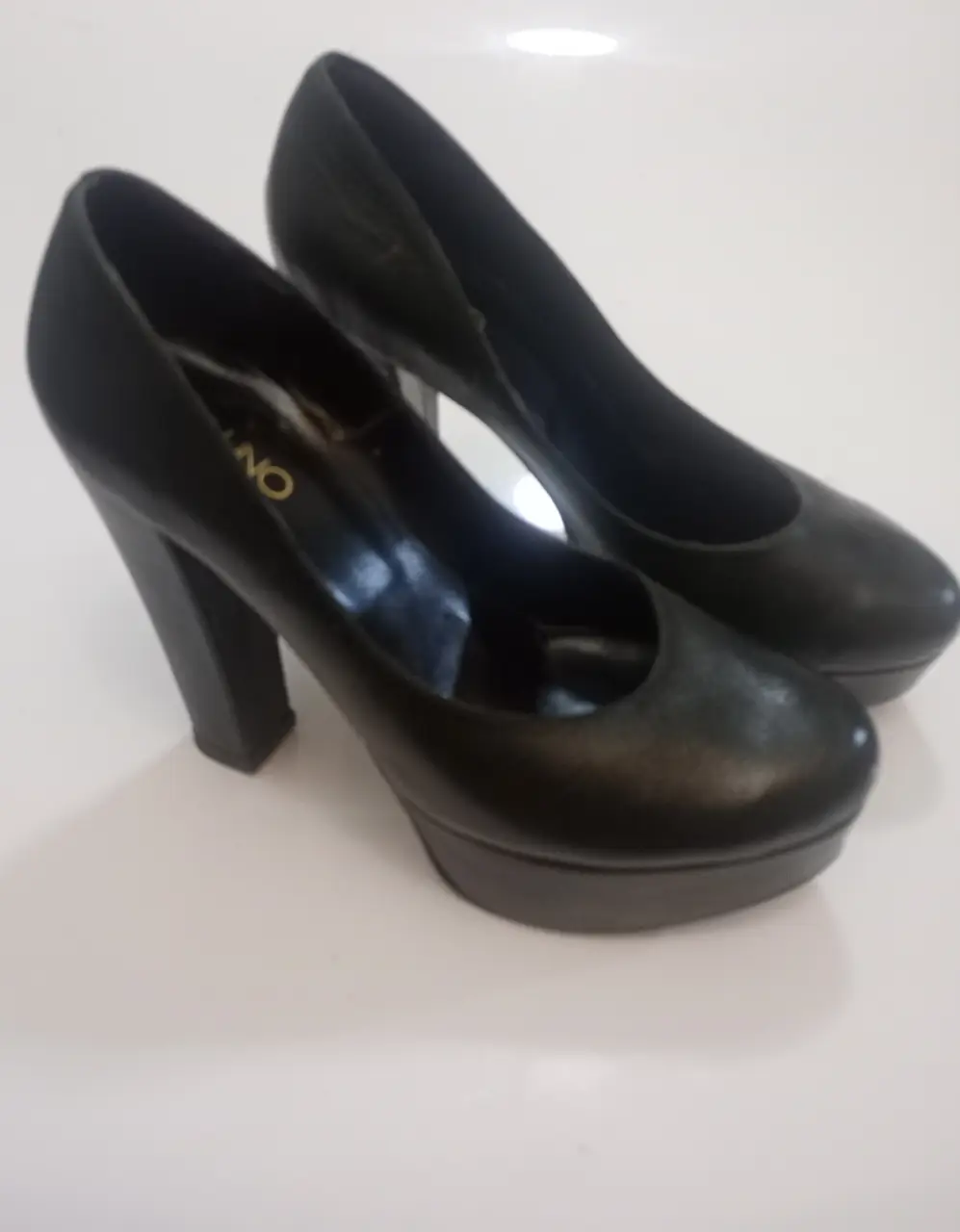 Elegantes tacos negros de plataforma y taco ancho, ideales para eventos formales o para darle un toque sofisticado a cualquier look.