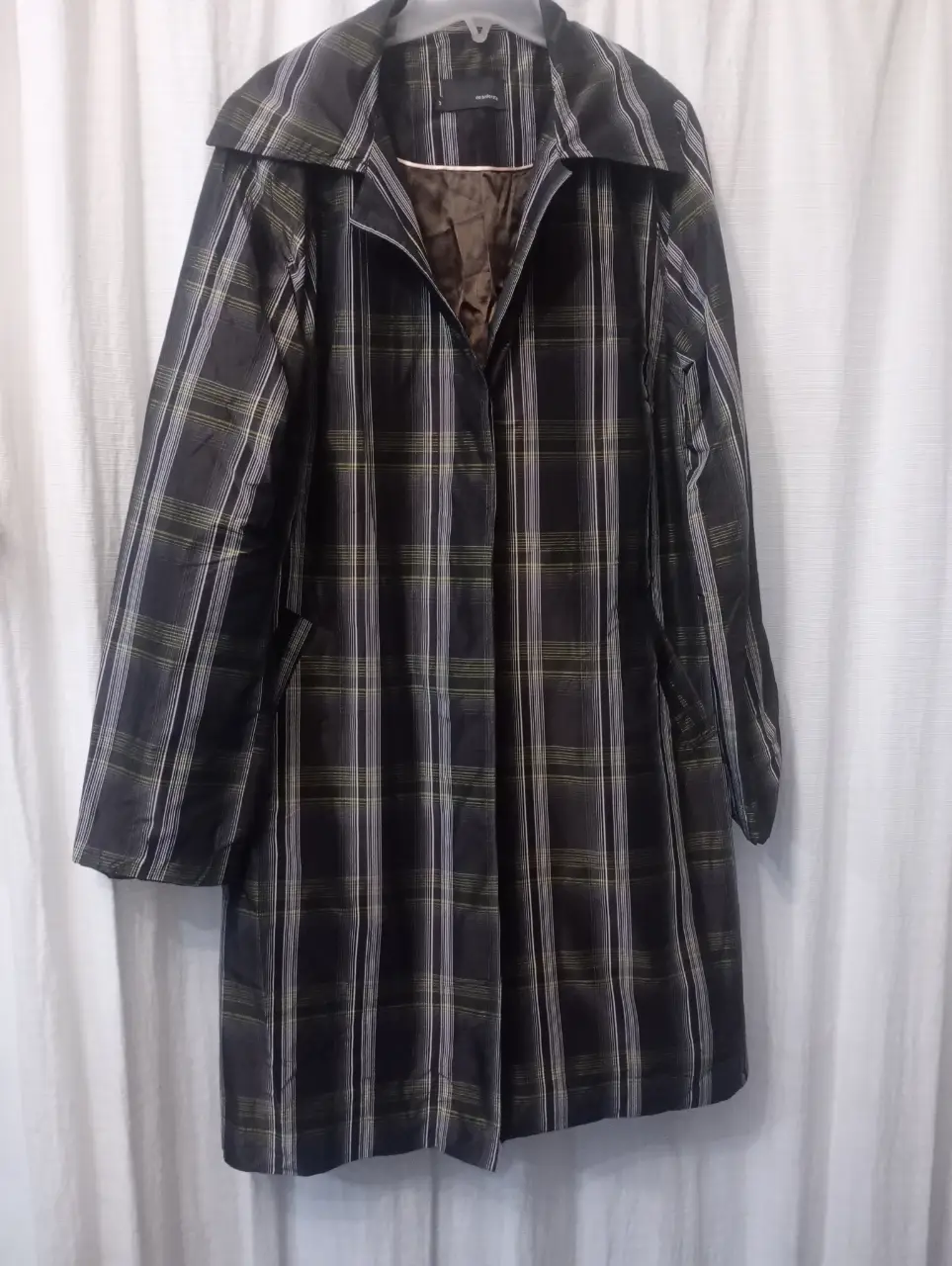 Sobretodo largo de mujer con estampado a cuadros en tonos negro, verde y blanco. Posee cuello solapa, mangas largas y un diseño elegante. Ideal para el invierno.