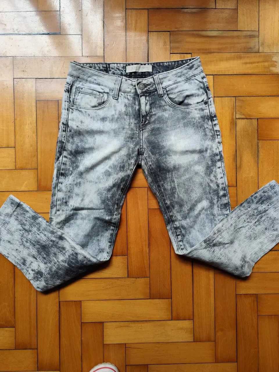 Jeans de hombre con efecto gastado en tonos grises y blancos. Corte recto, ideal para un look casual y moderno. Marca KSK DENIM.