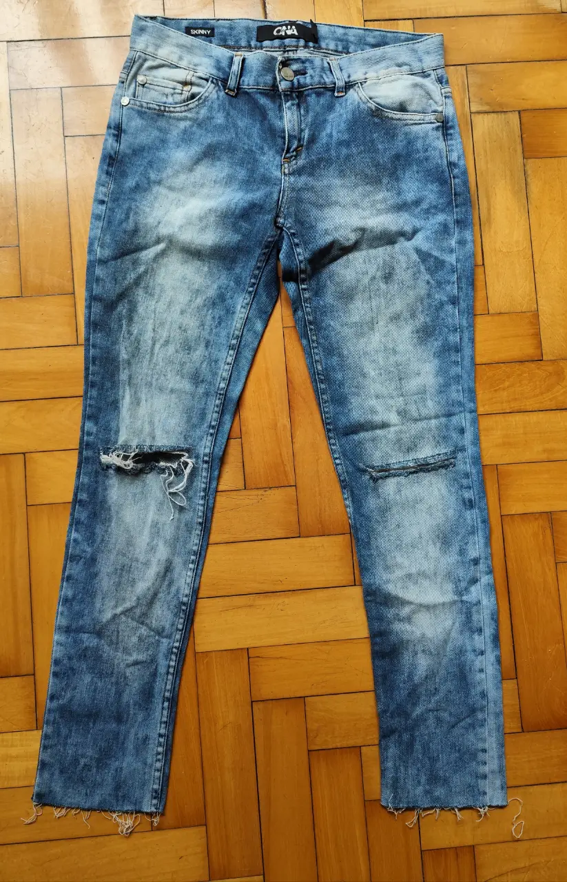 Jeans skinny de mujer, con roturas en las rodillas y detalles de desgaste. Tiro medio y calce ajustado. Marca ONA SAEZ, talle 36