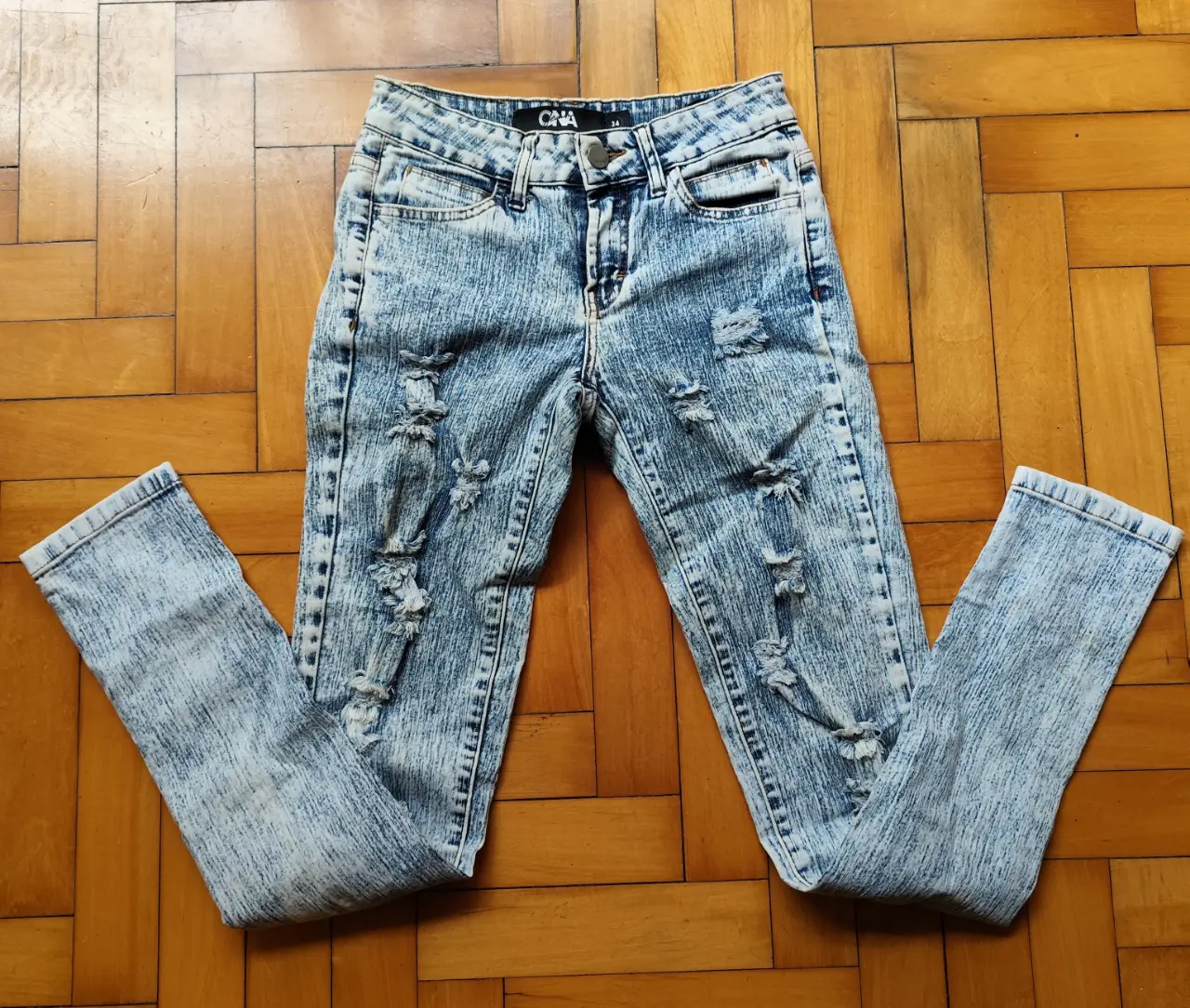 Jeans de mujer, tiro medio, con roturas y efecto gastado. Talle 34 de la marca ONA SAEZ. Ideal para un look casual y moderno.