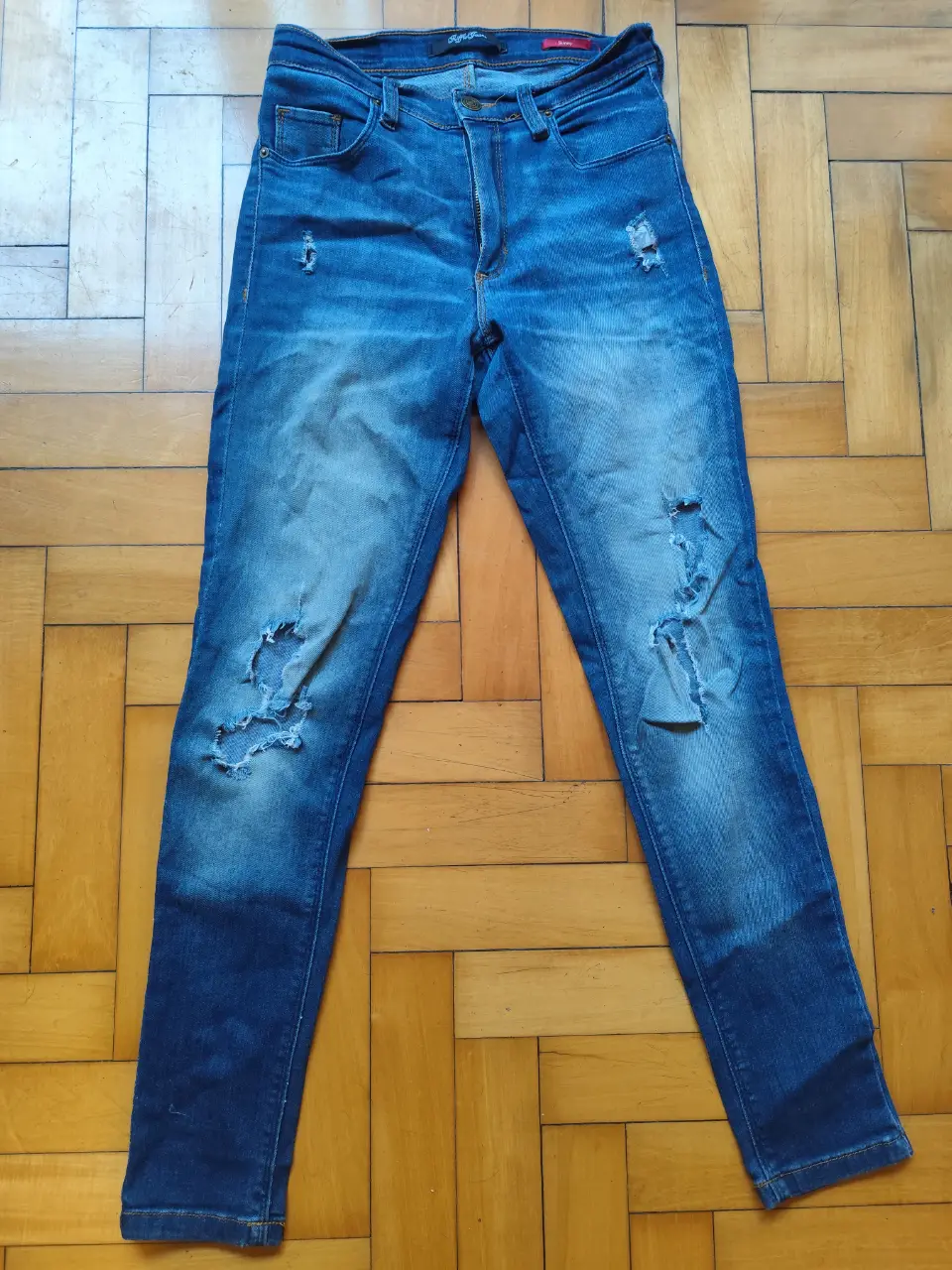 Jeans de mujer, modelo skinny, con roturas en las rodillas. Tiro medio. Marca Riffle Jeans.