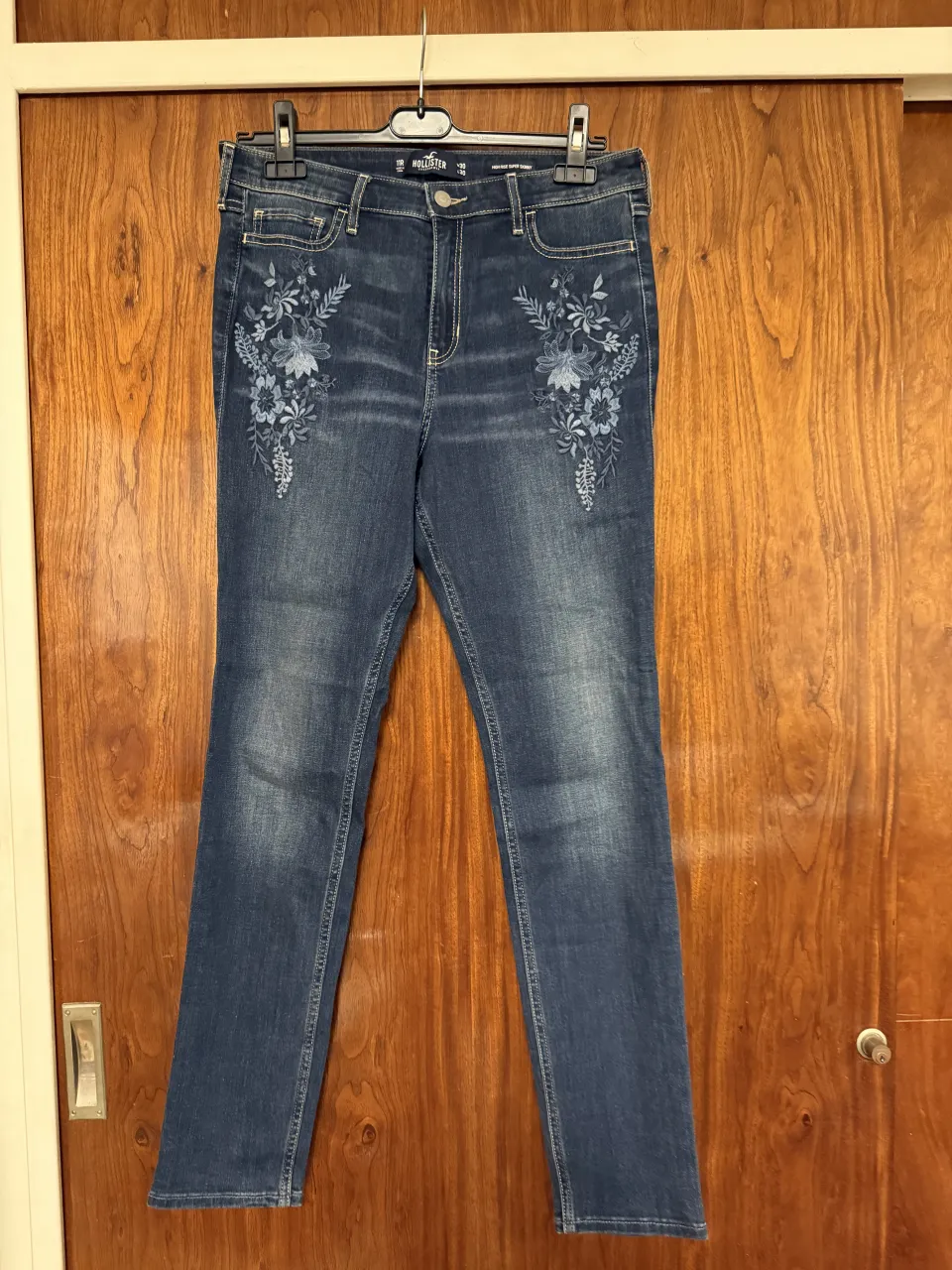 Jean azul con bordados florales en tono celeste y blanco en la parte delantera. Modelo tiro alto. Las medidas son: 39cm de cintura, 42cm de cadera y 28 cm de tiro (es tiro alto!)