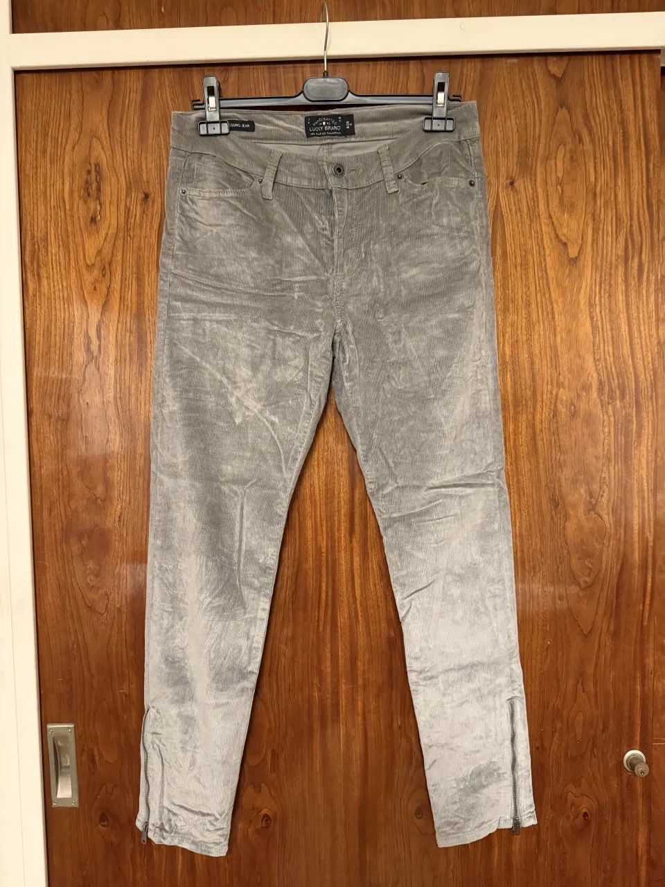 Pantalón de corderoy  gris con cierre en los tobillos. Marca Lucky Brand.