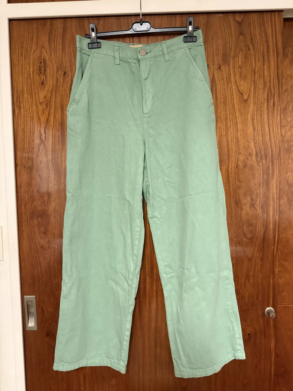 Jean tiro alto color verde menta. Tiene bolsillos delanteros y traseros. Cierre y botón en la parte delantera. Talle 40 argentina 