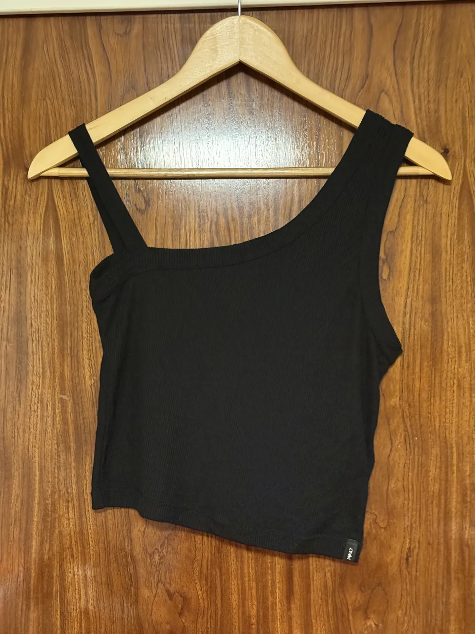 Top negro asimétrico. Tiene 2 usos. 