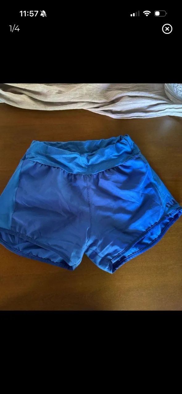 Shorts deportivos de color azul. Tienen un logo discreto en el lateral.
