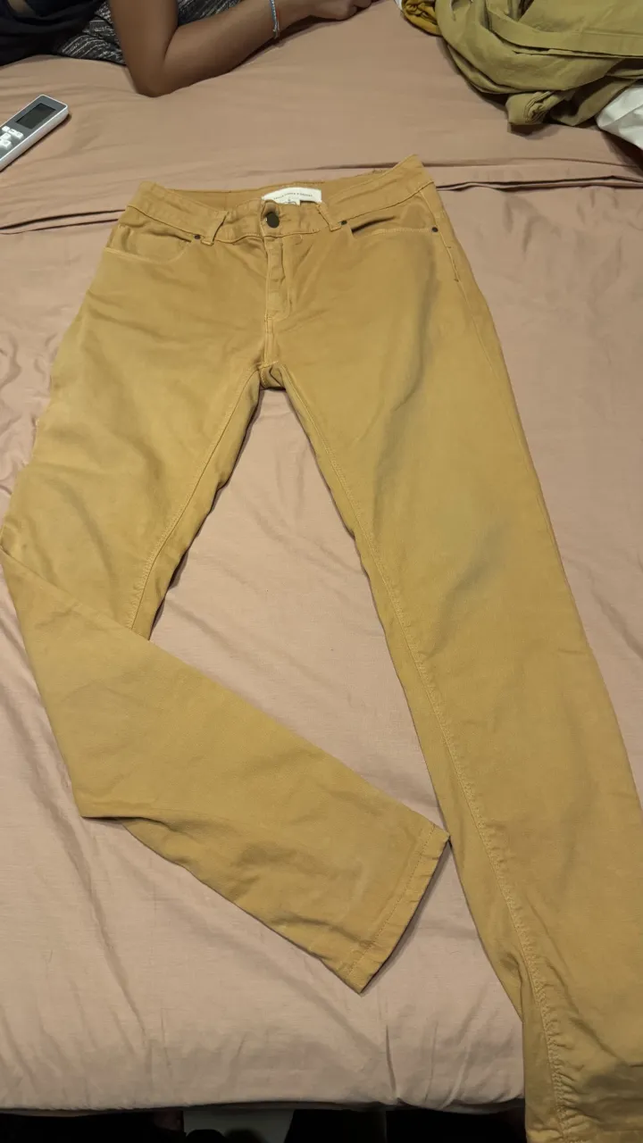 Pantalón de gabardina color ocre. Tiene dos bolsillos delanteros y dos traseros. Cierre y botón. tiene una mancha mostrada en fotos 