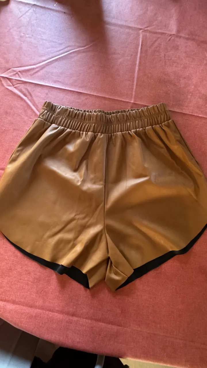 Shorts de cuero sintético color marrón. Cintura elastizada.