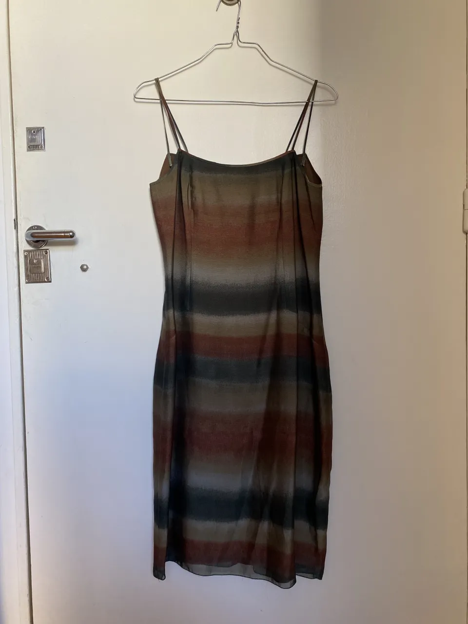 Vestido de tiras finas con estampado de rayas horizontales en tonos tierra, gris y verde. El Chal posee una pequeña abertura en la parte inferior delantera.
Es para S, pero no dudes en pedirme las medidas!
