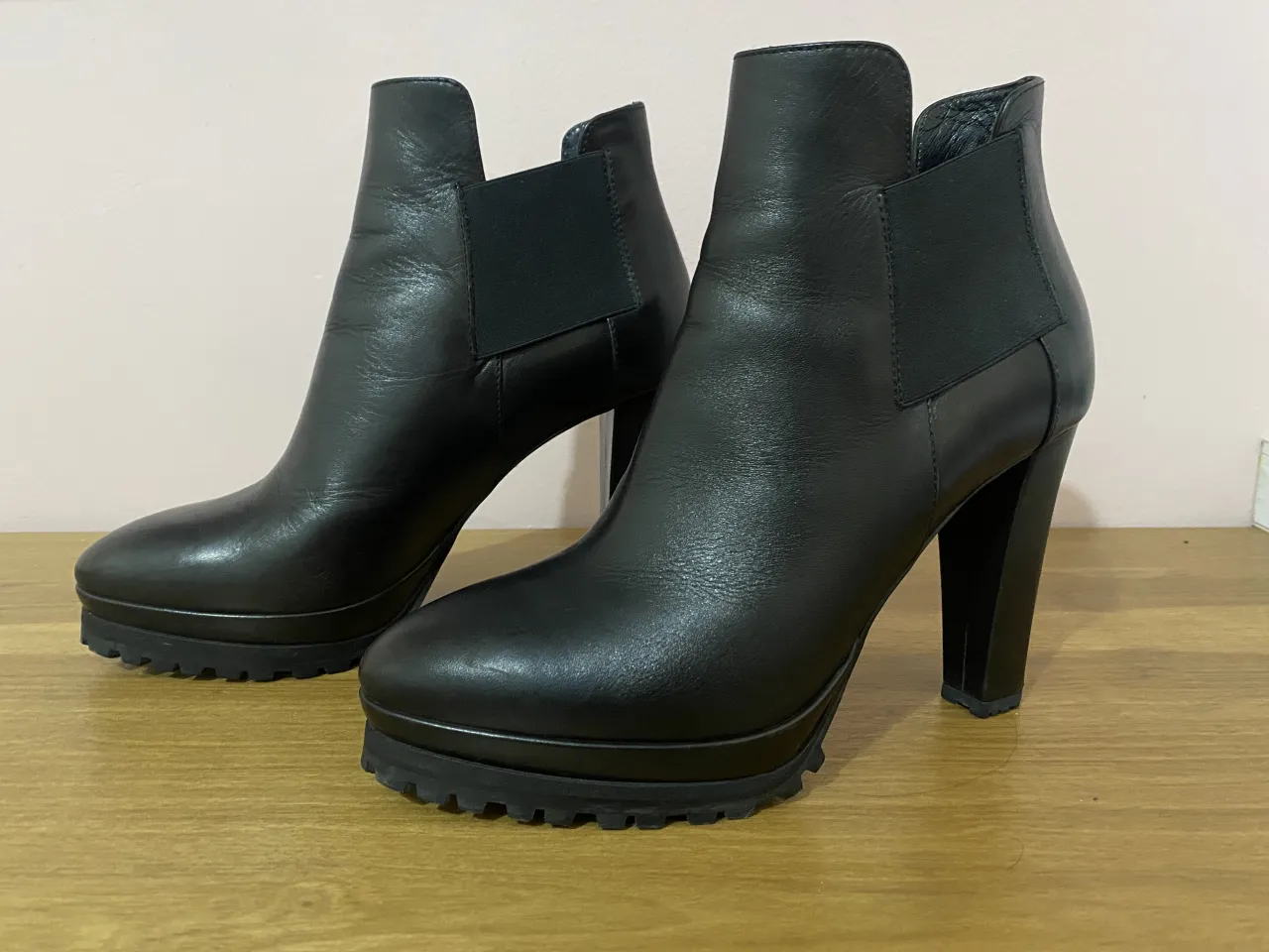 Botas de cuero negras con taco grueso y plataforma.