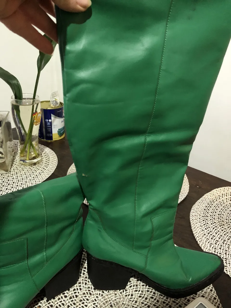 Botas de caña alta de cuero sintético color verde. Ideales para un look audaz y moderno. Perfectas para destacar en cualquier ocasión.